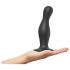 Strap-on-me Curvy L - aaltoileva musta strap-on dildo